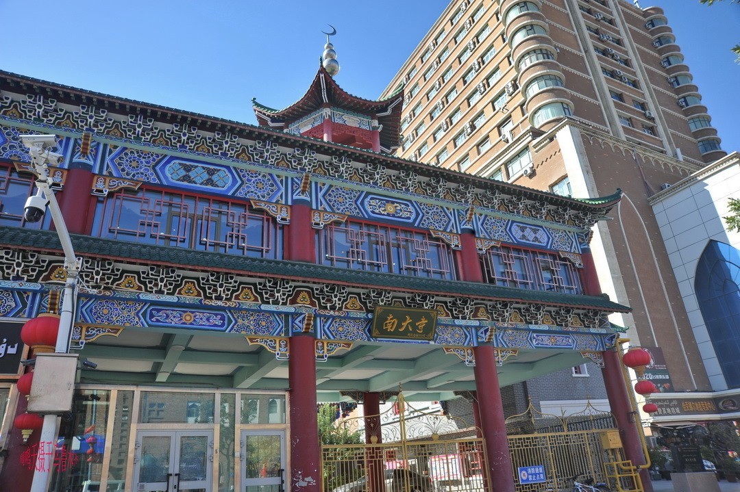 乌鲁木齐街景 小美女      周鸣天