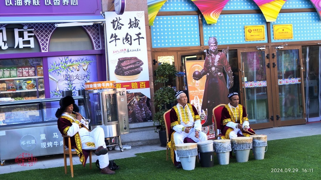 乌鲁木齐街景 小美女      周鸣天