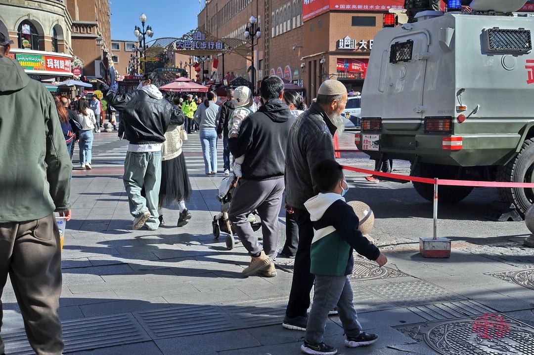 乌鲁木齐街景 小美女      周鸣天
