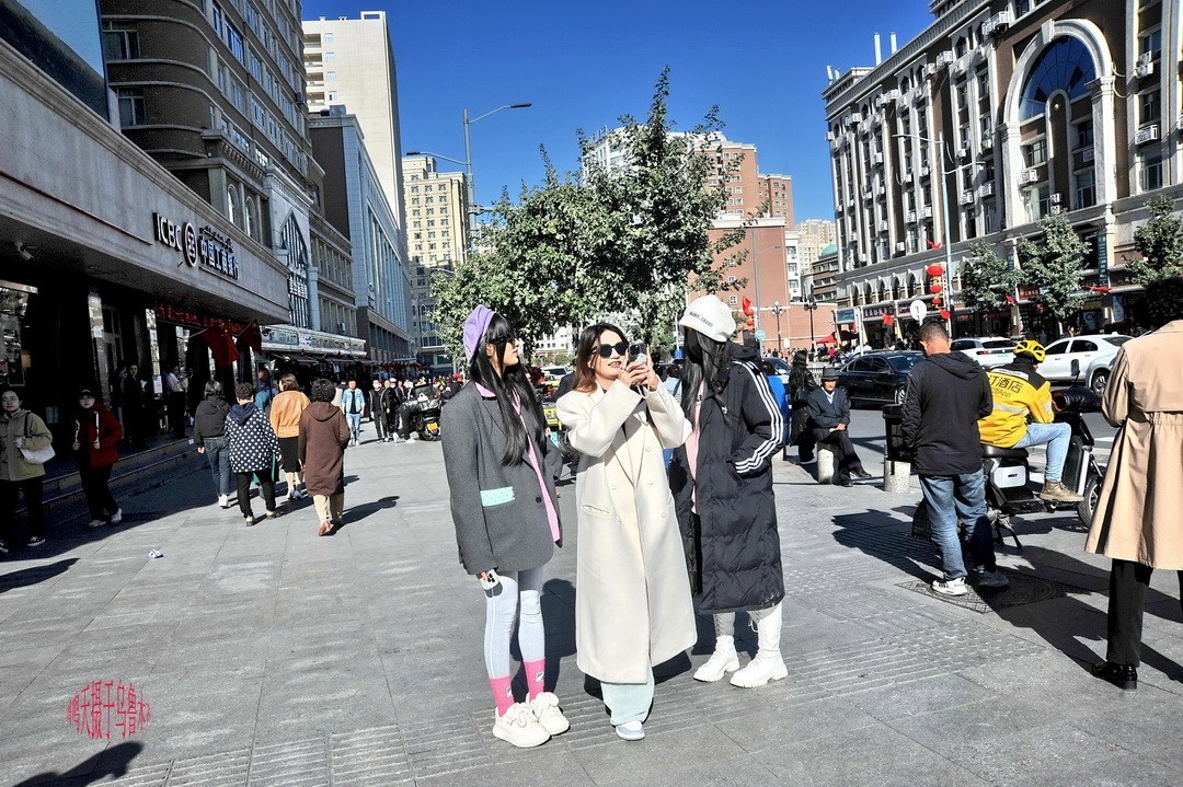 乌鲁木齐街景 小美女      周鸣天