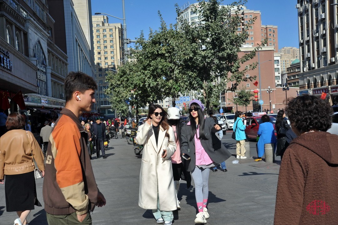 乌鲁木齐街景 小美女      周鸣天
