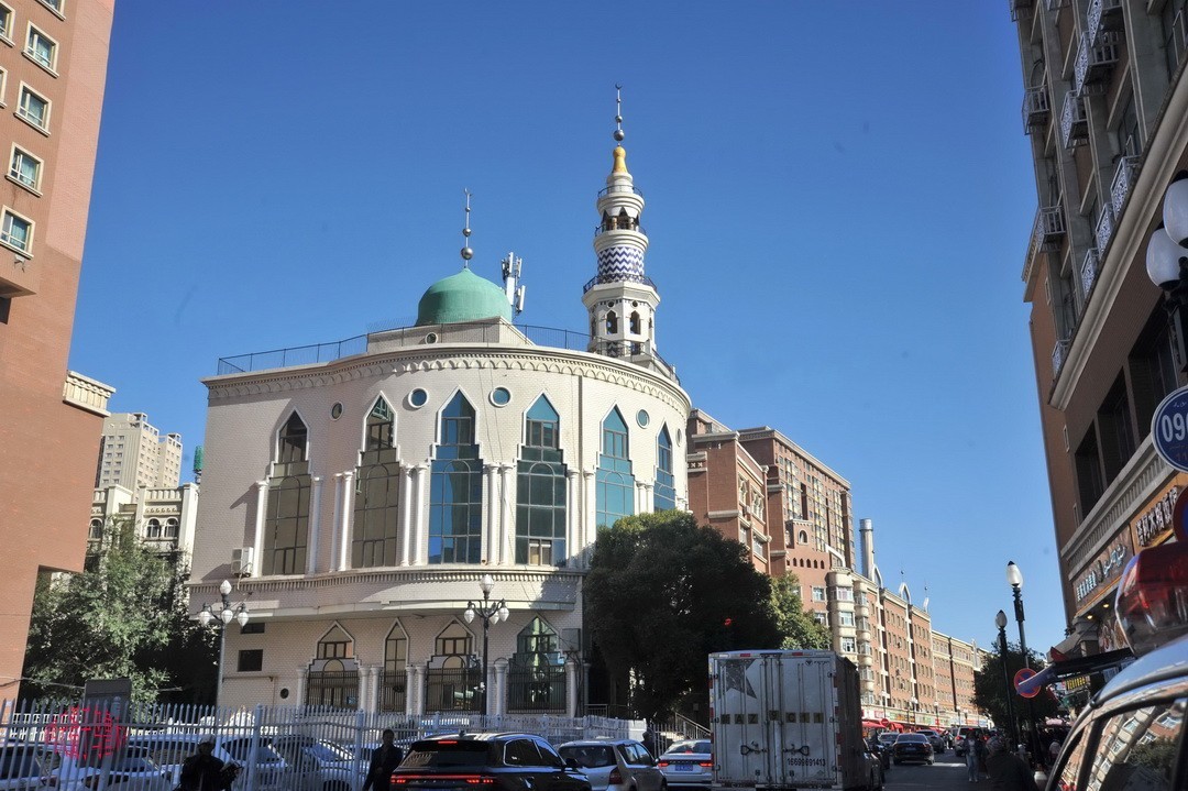 乌鲁木齐街景 小美女      周鸣天