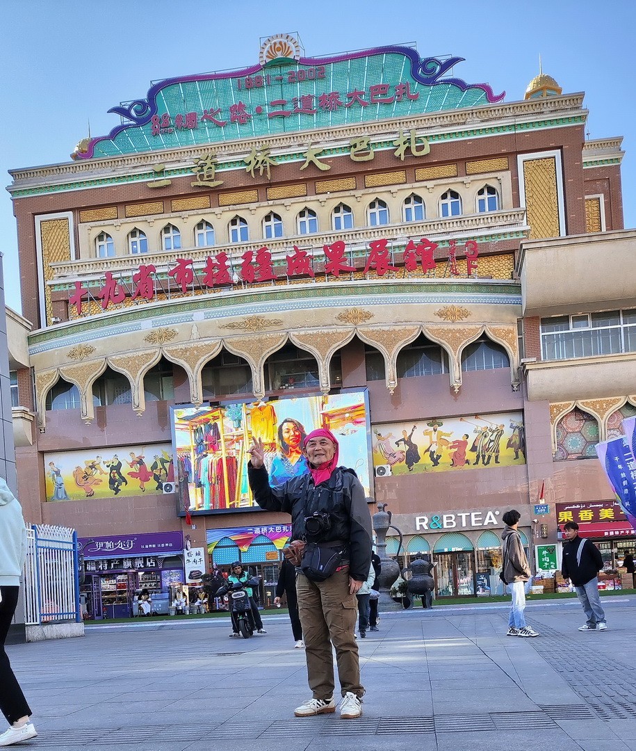 乌鲁木齐街景 小美女      周鸣天