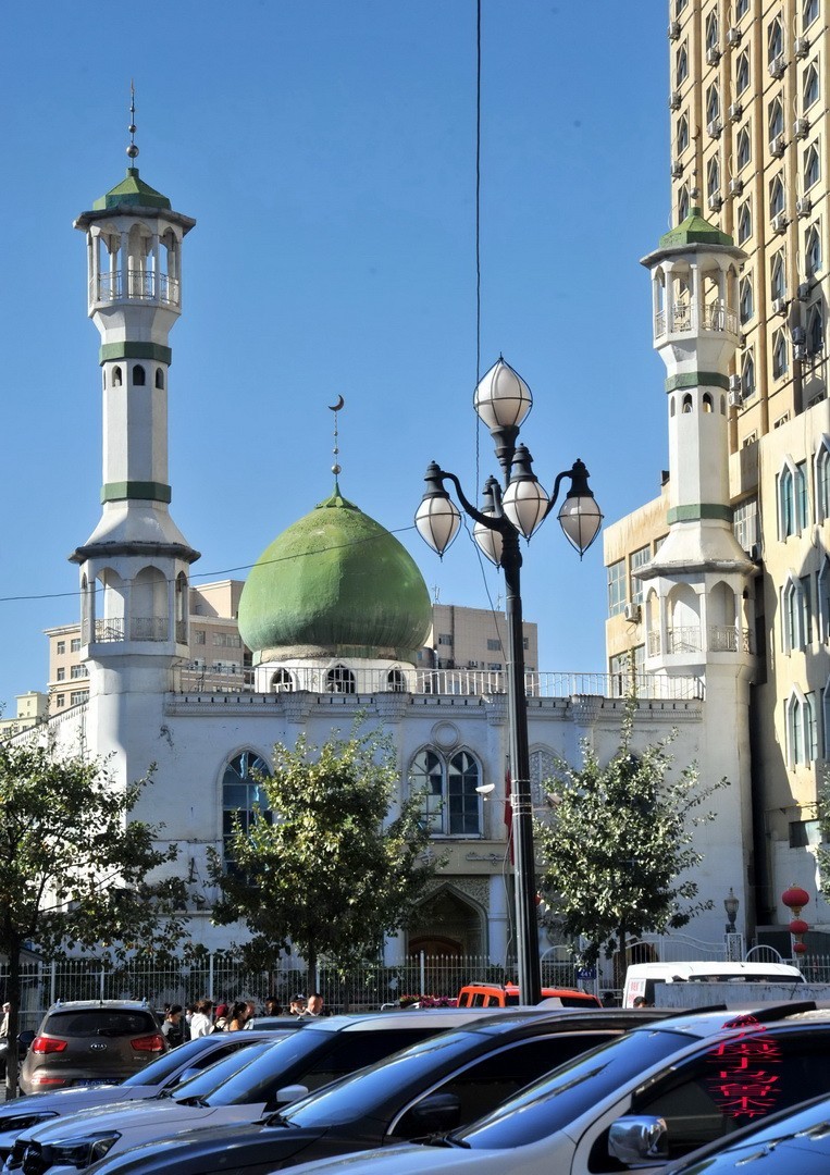 乌鲁木齐街景 小美女      周鸣天