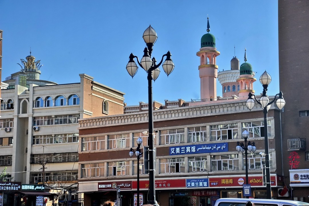 乌鲁木齐街景 小美女      周鸣天