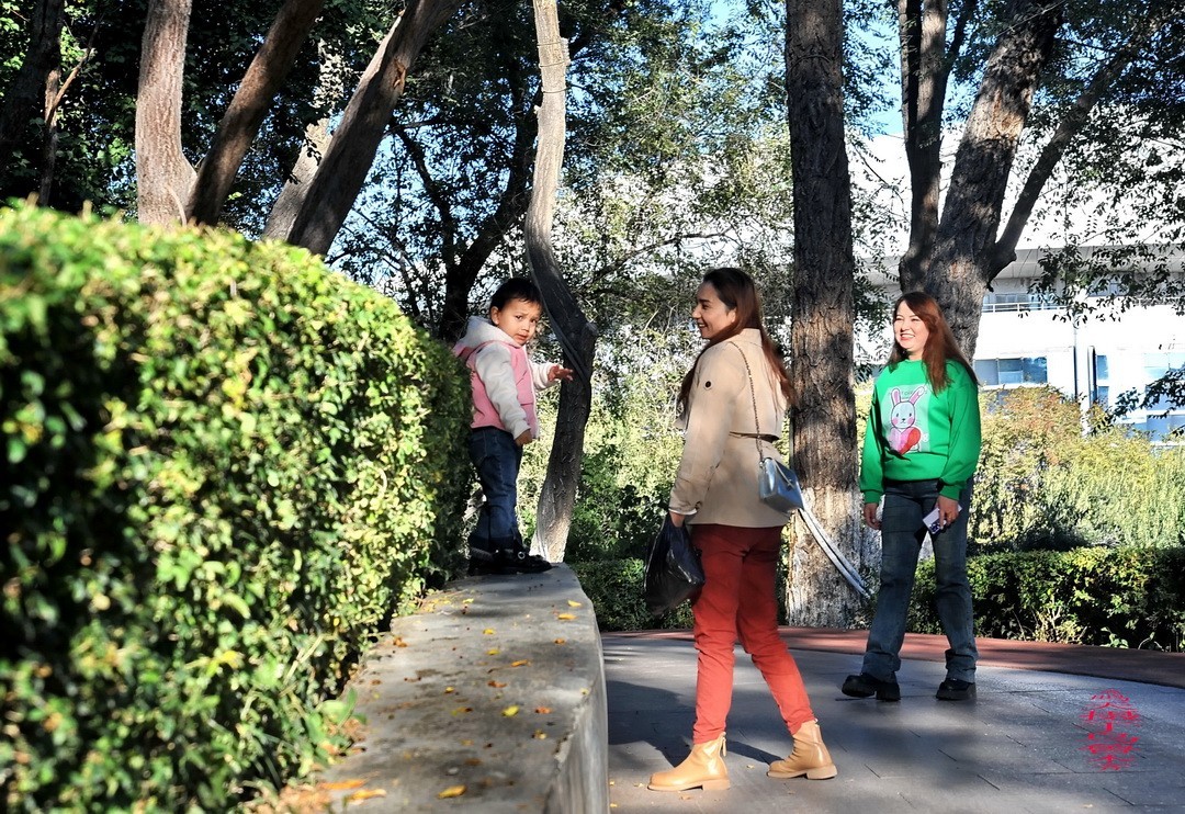乌鲁木齐街景 小美女      周鸣天