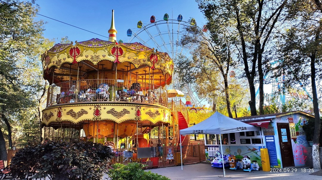 乌鲁木齐街景 小美女      周鸣天