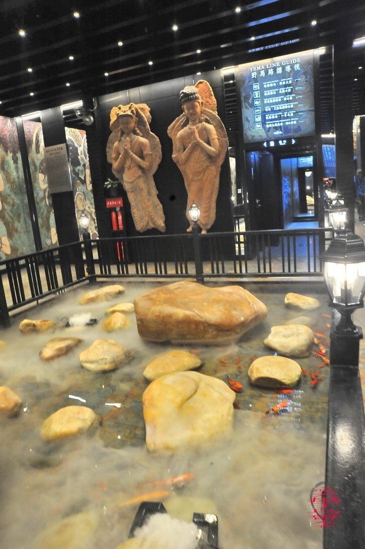 乌鲁木齐街景 小美女      周鸣天