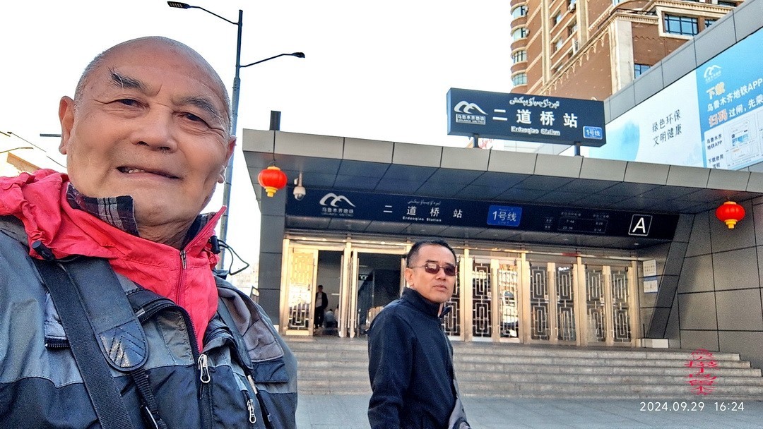 乌鲁木齐街景 小美女      周鸣天