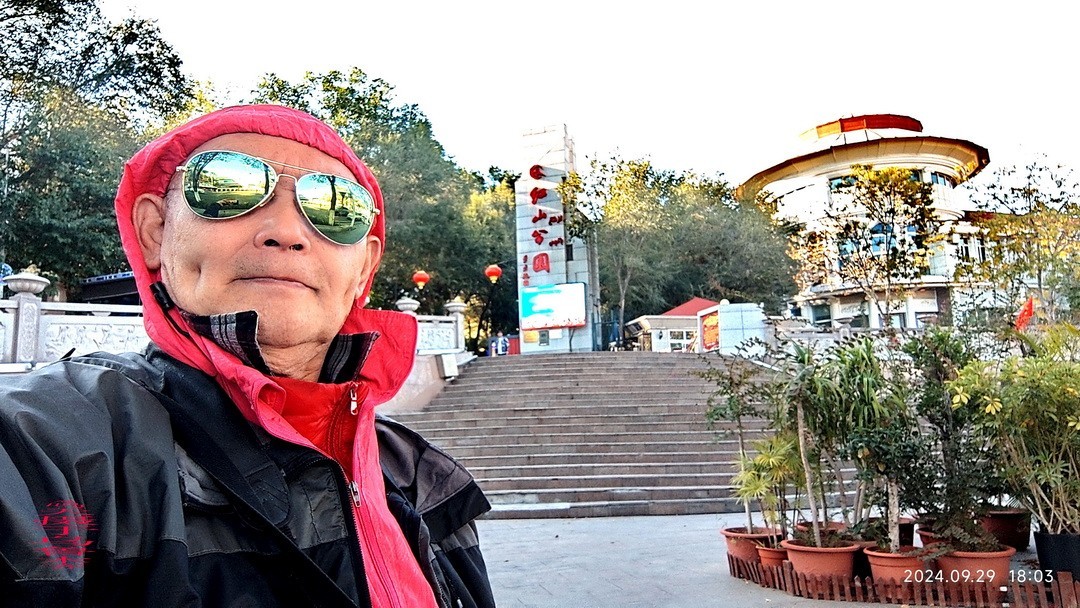 乌鲁木齐街景 小美女      周鸣天