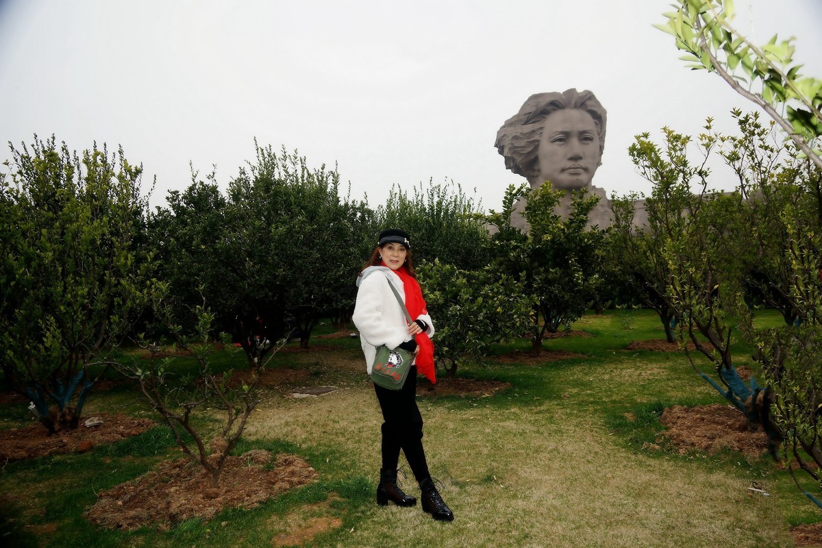 橘子洲头旅游中的美女！