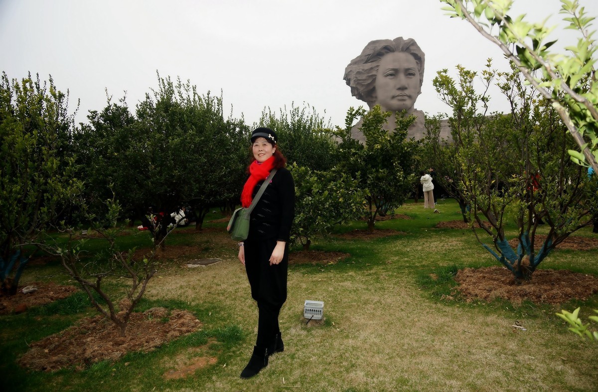 橘子洲头旅游中的美女！