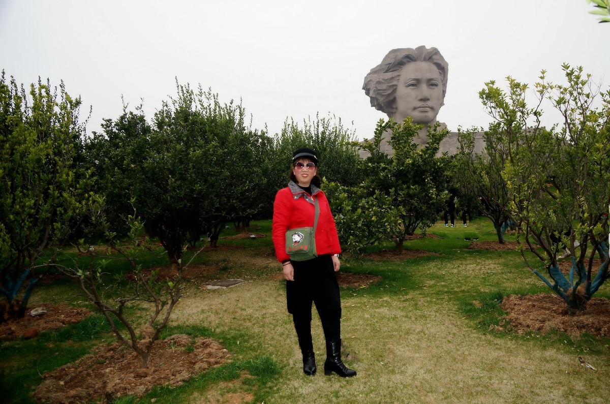 橘子洲头旅游中的美女！