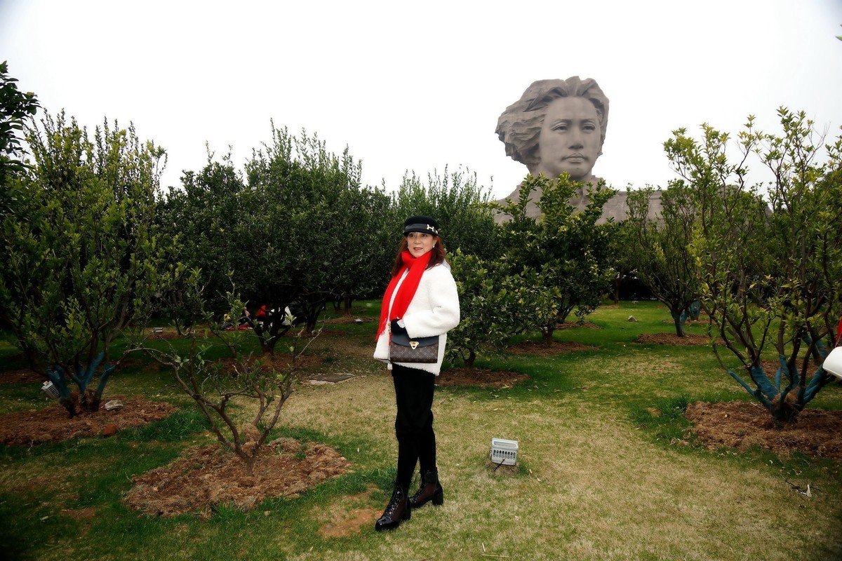 橘子洲头旅游中的美女！