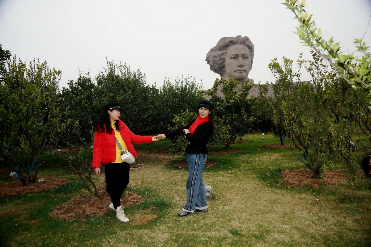 橘子洲头旅游中的美女！