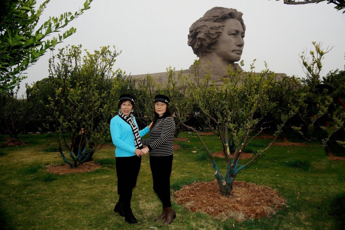 橘子洲头旅游中的美女！