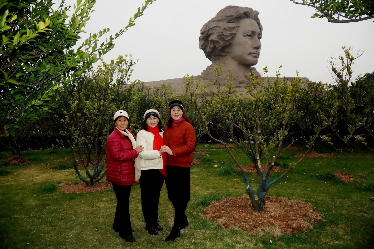 橘子洲头旅游中的美女！