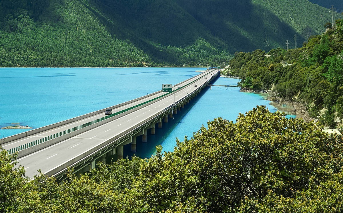 318线上随拍   贴在湖面上的（林拉）高速 （ 鲁郎—工布江达）