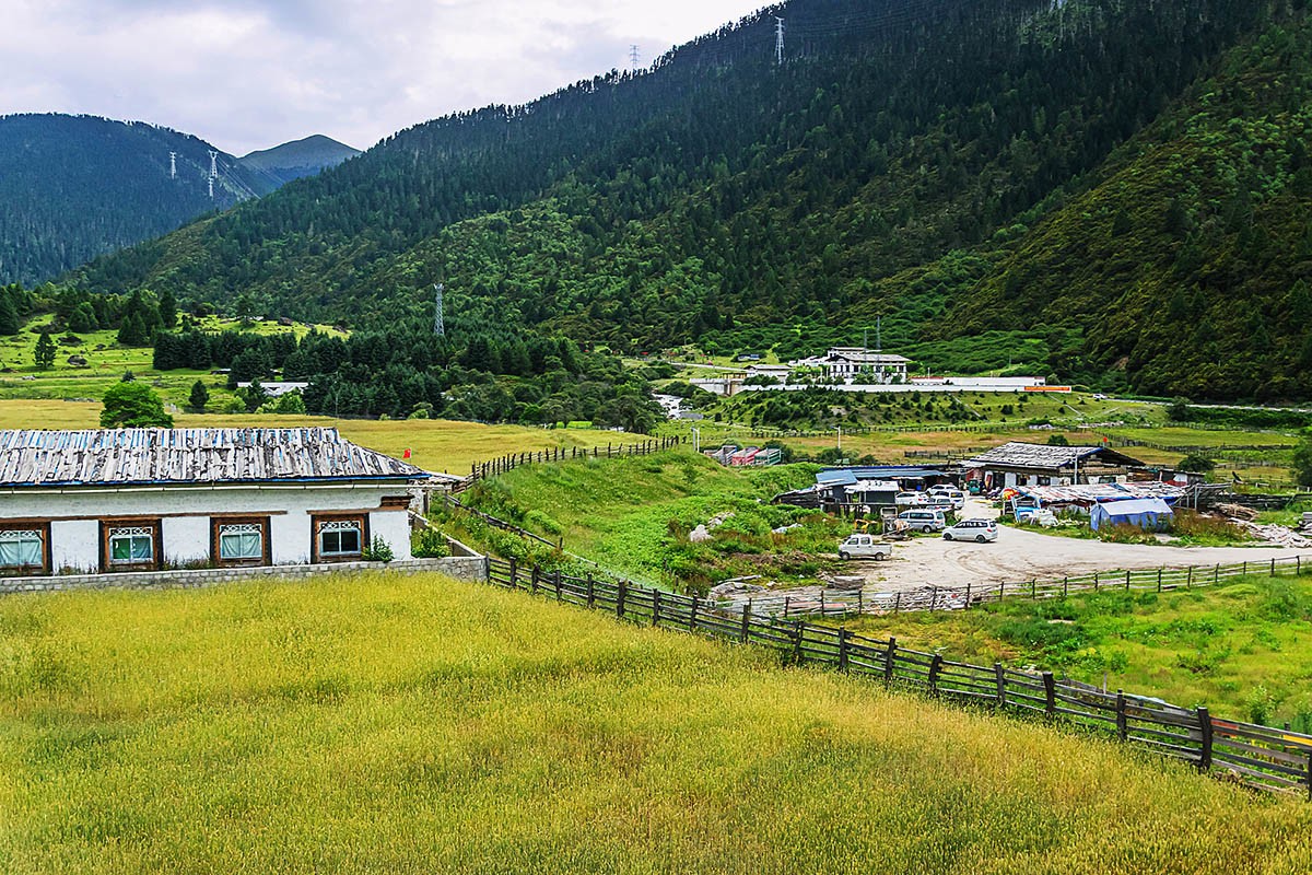 318线上随拍   贴在湖面上的（林拉）高速 （ 鲁郎—工布江达）