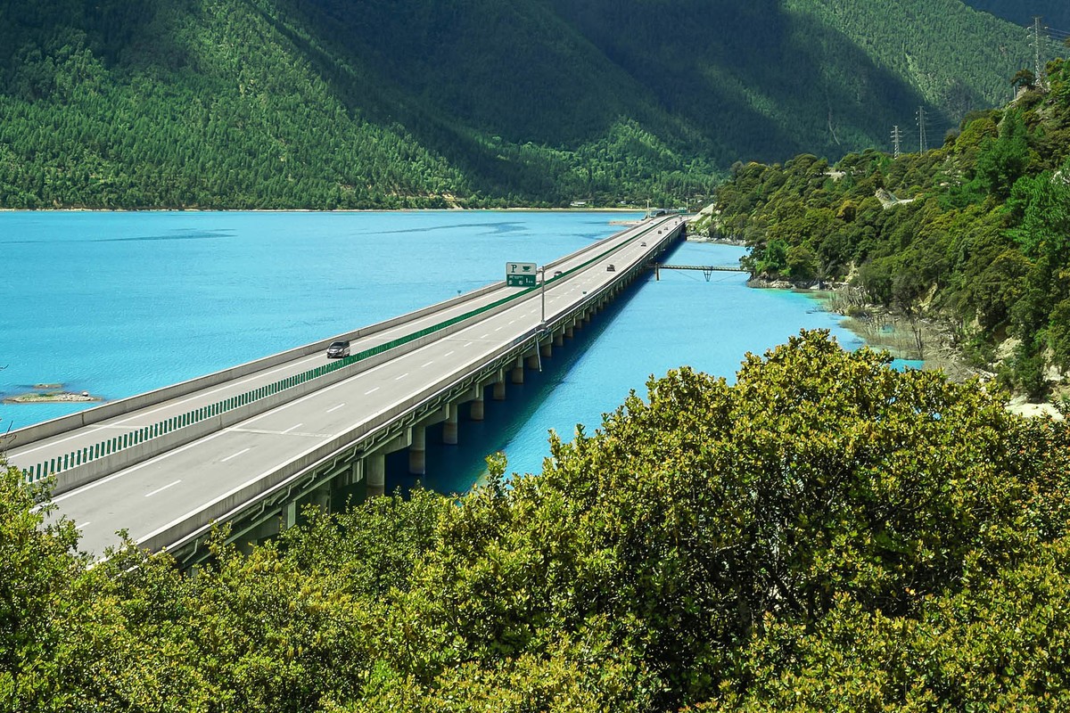 318线上随拍   贴在湖面上的（林拉）高速 （ 鲁郎—工布江达）