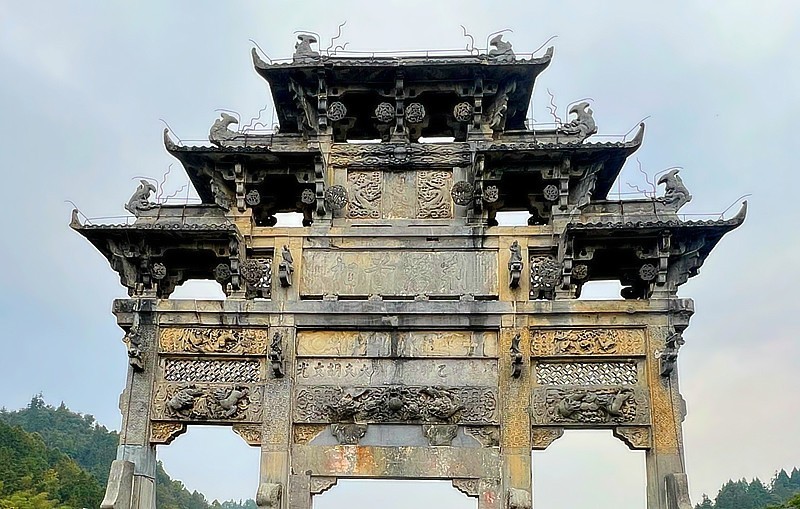 《不老松：纪实摄影》手机片：西递景！ (6)胡文光刺史牌楼！