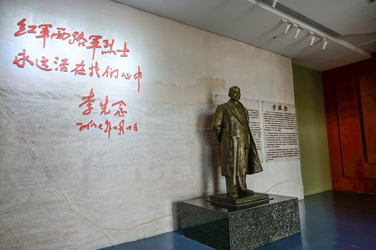 瞻仰红军西路军纪念馆