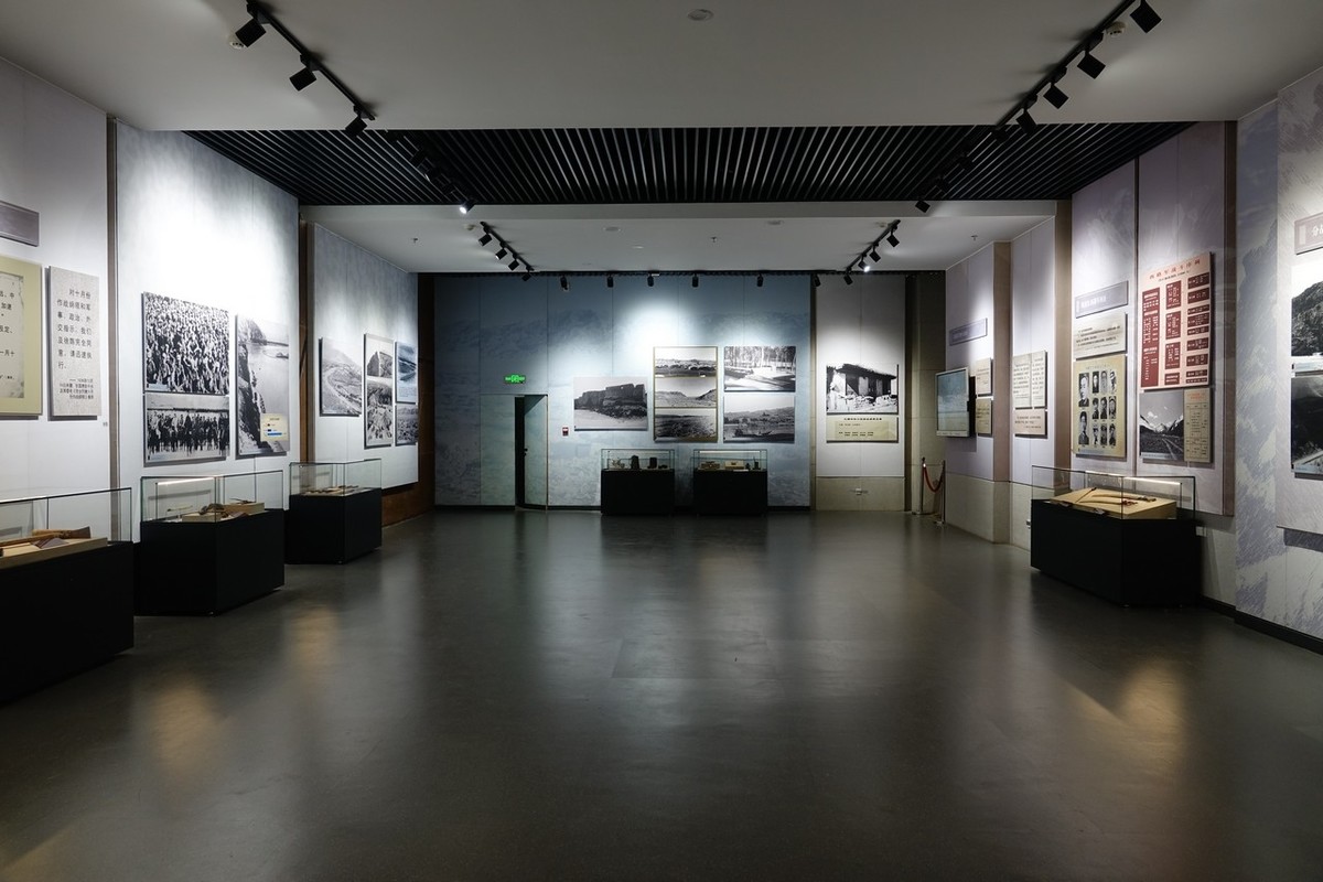 瞻仰红军西路军纪念馆