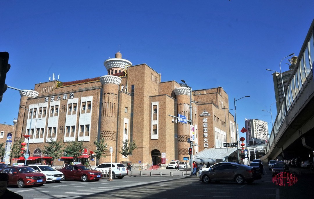乌鲁木齐街景 小美女      周鸣天