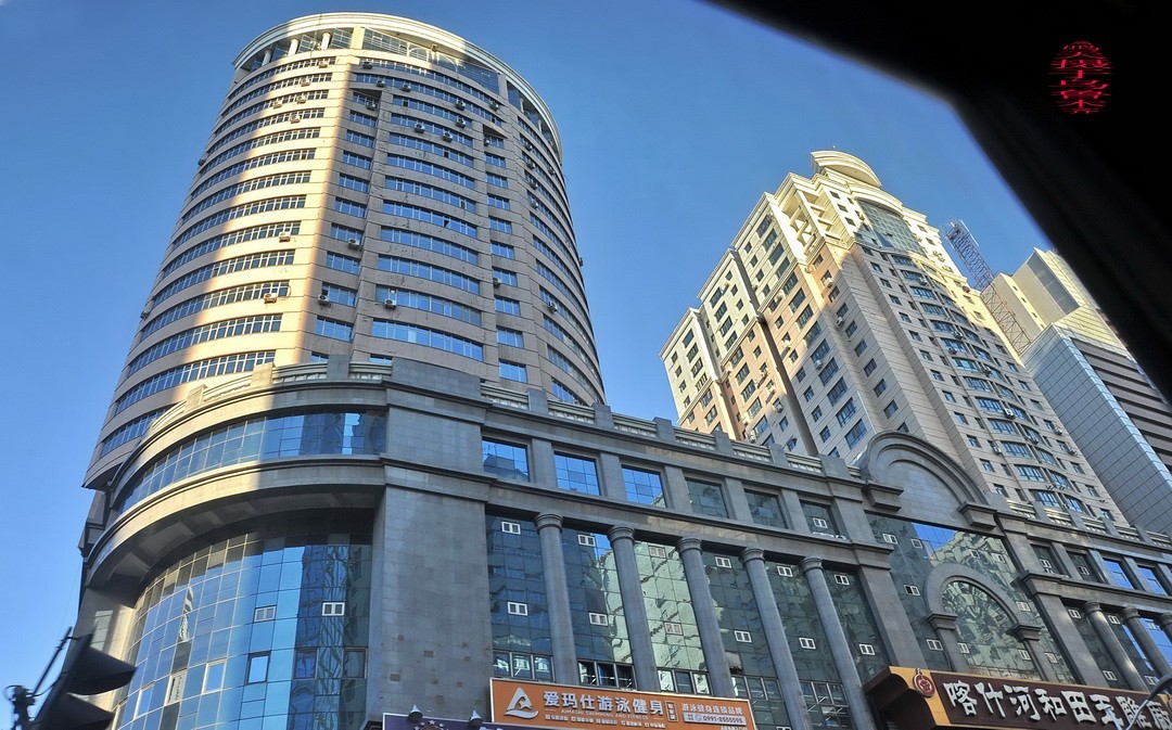 乌鲁木齐街景 小美女      周鸣天