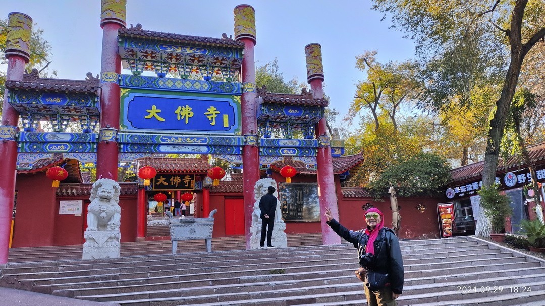 乌鲁木齐街景 小美女      周鸣天