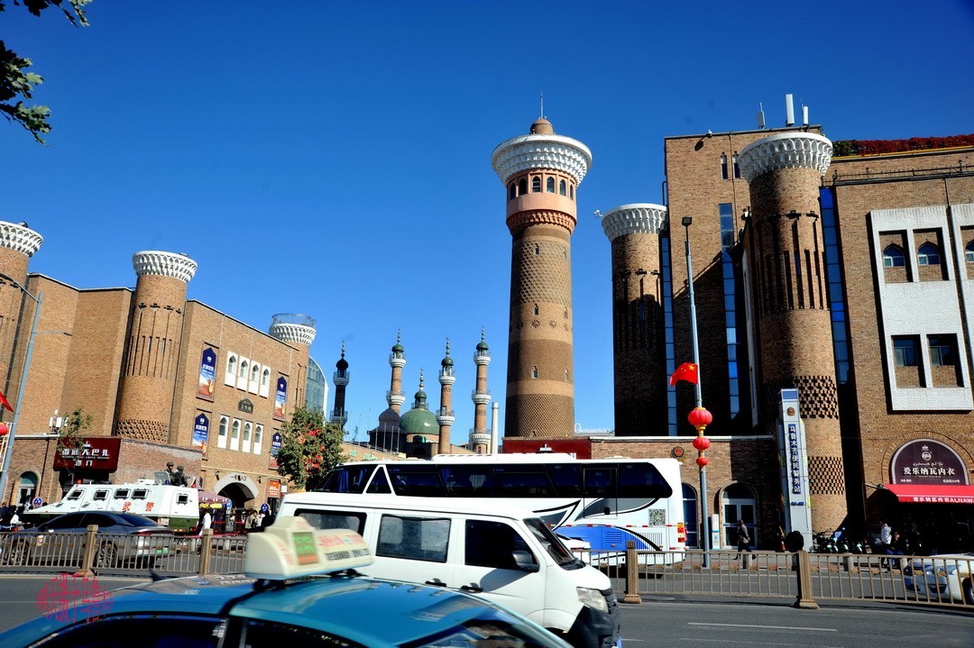 乌鲁木齐街景 小美女      周鸣天