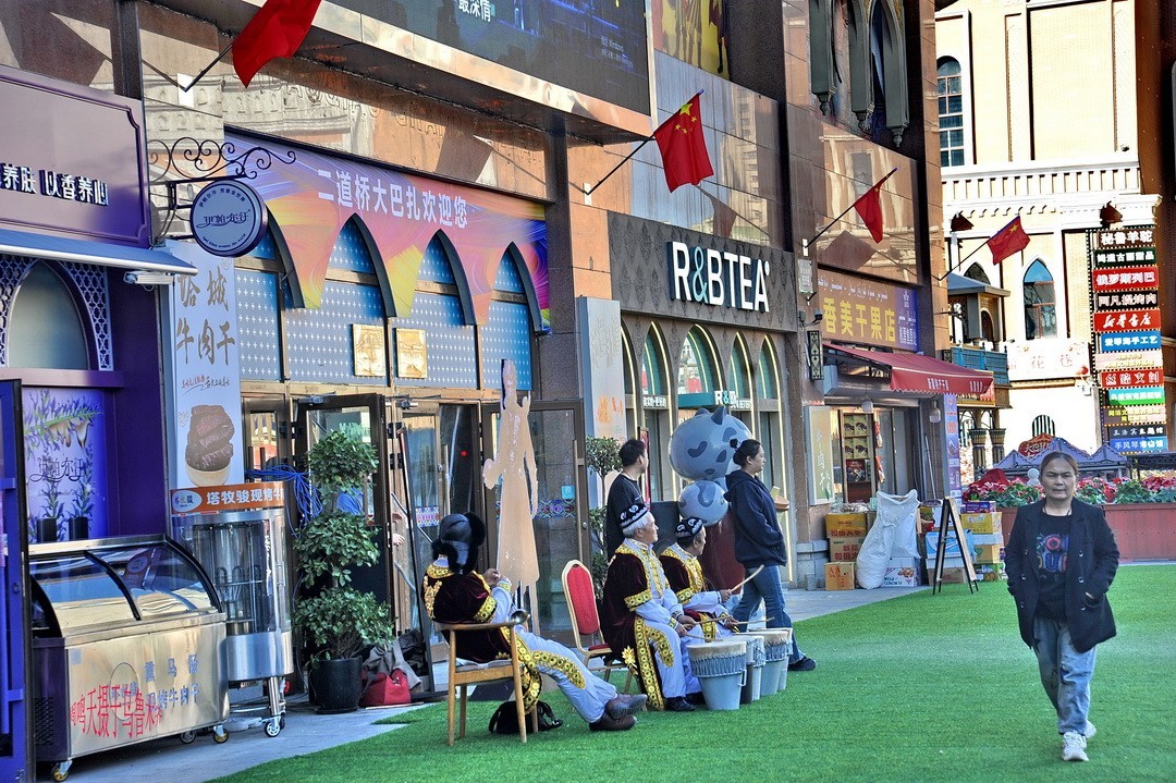 乌鲁木齐街景 小美女      周鸣天