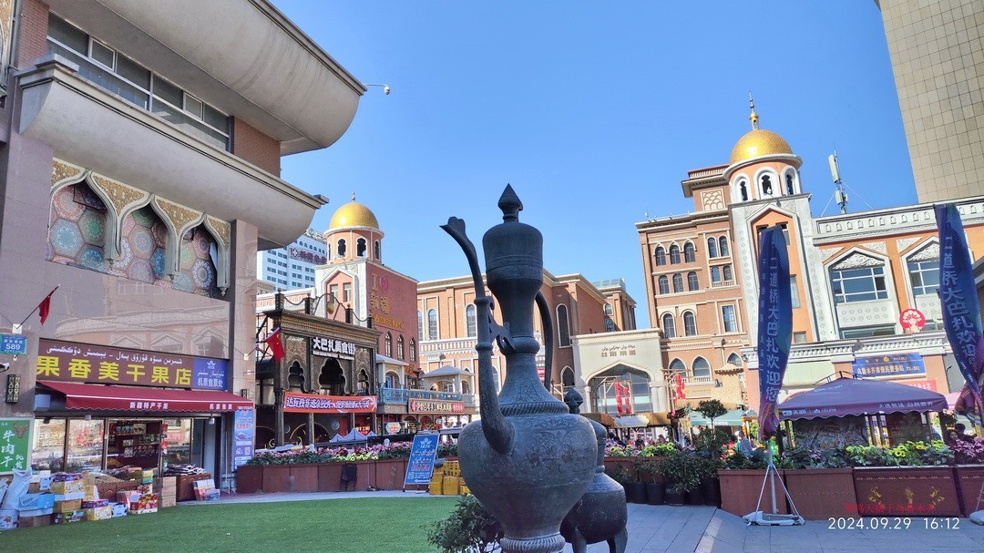 乌鲁木齐街景 小美女      周鸣天