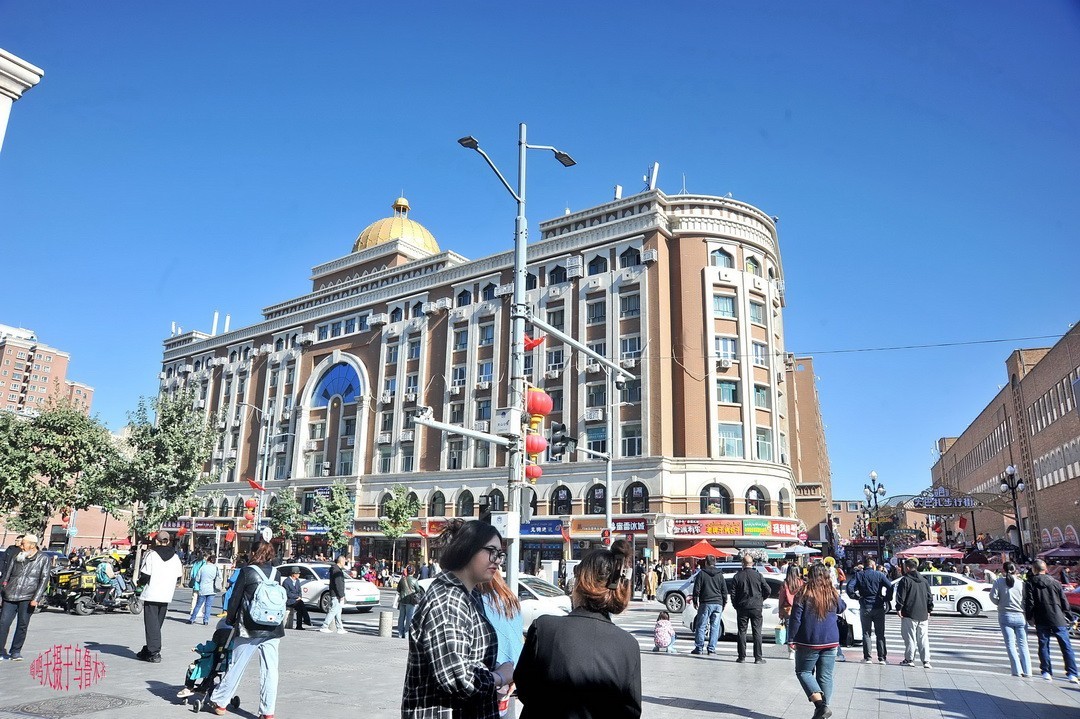 乌鲁木齐街景 小美女      周鸣天