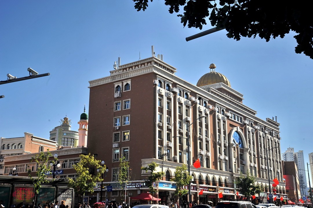 乌鲁木齐街景 小美女      周鸣天