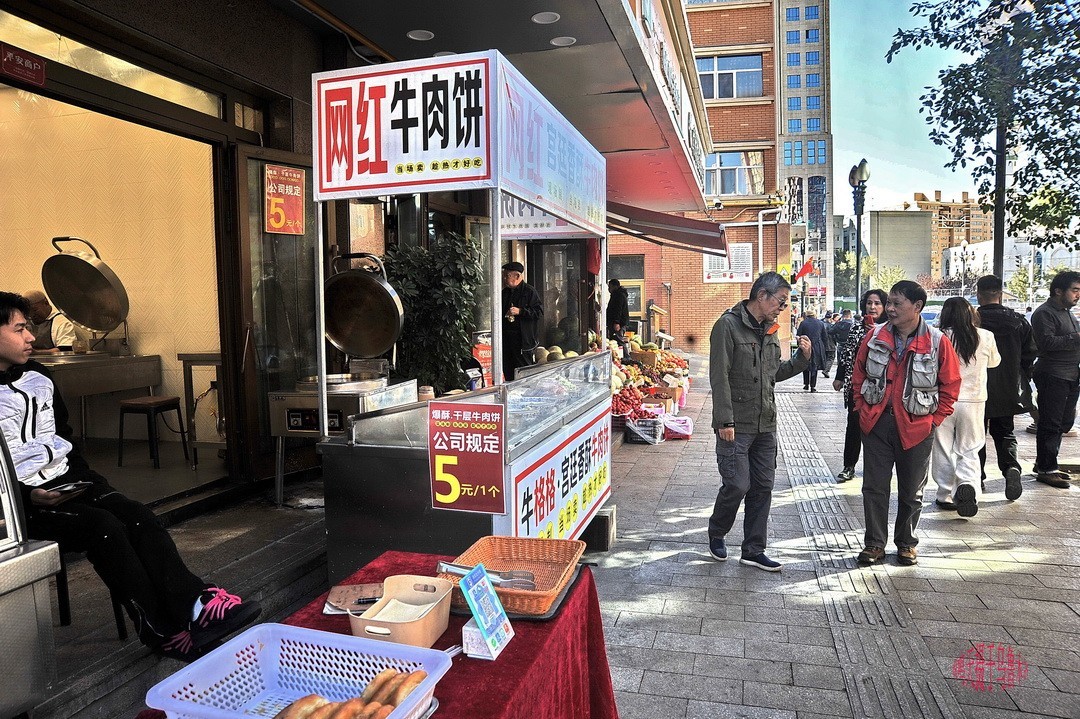 乌鲁木齐街景 小美女      周鸣天