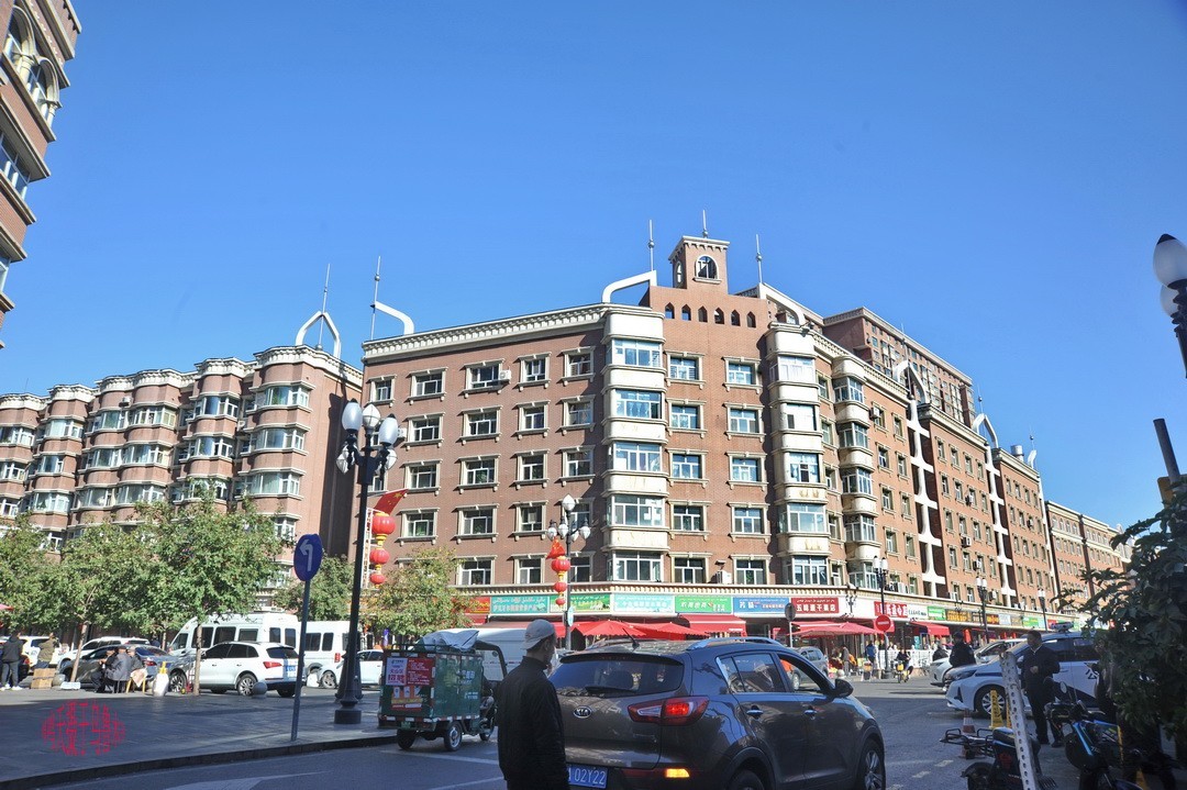 乌鲁木齐街景 小美女      周鸣天