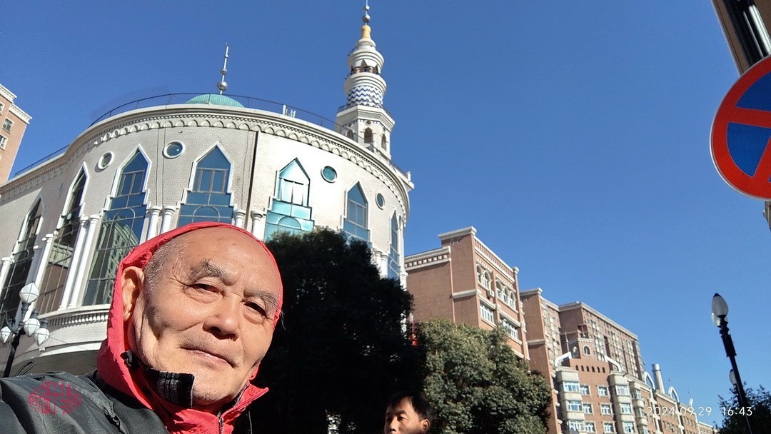 乌鲁木齐街景 小美女      周鸣天