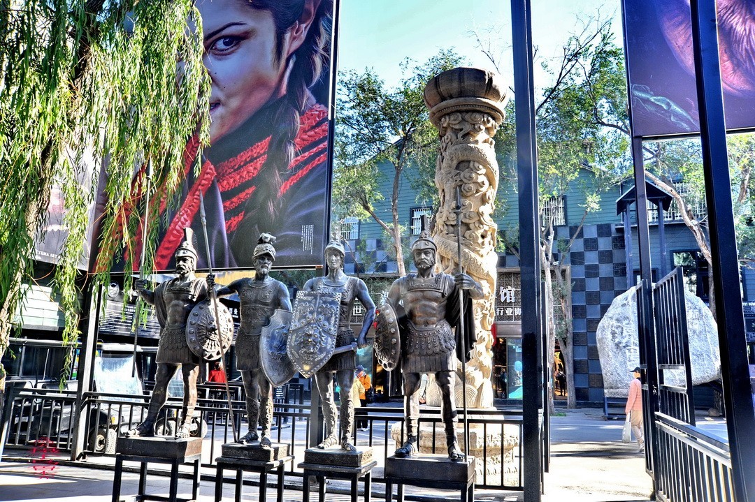 乌鲁木齐街景 小美女      周鸣天