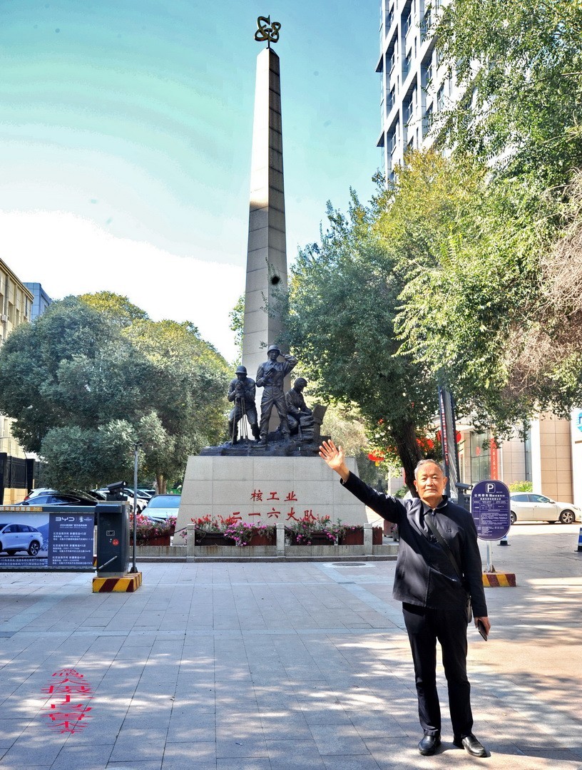 乌鲁木齐街景 小美女      周鸣天