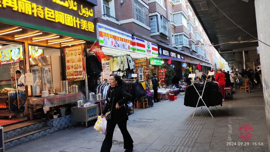 乌鲁木齐街景 小美女      周鸣天
