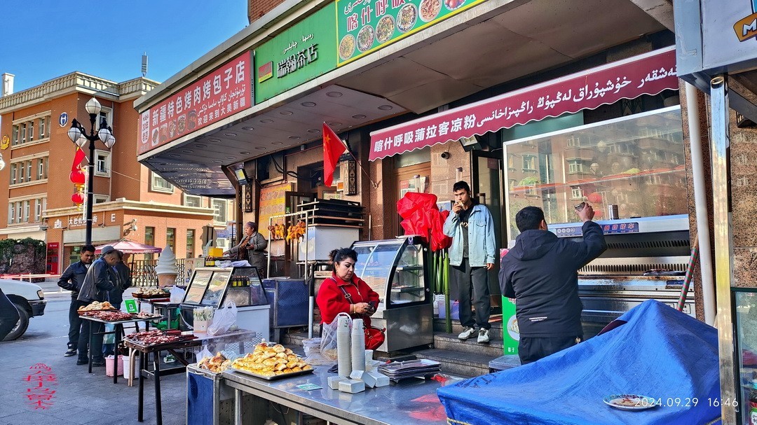 乌鲁木齐街景 小美女      周鸣天