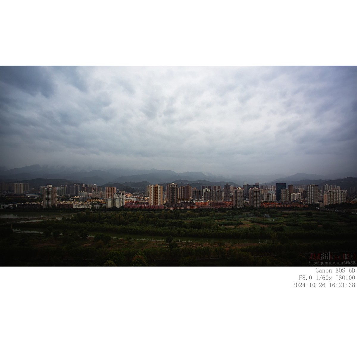 阴天的秦岭  渭河