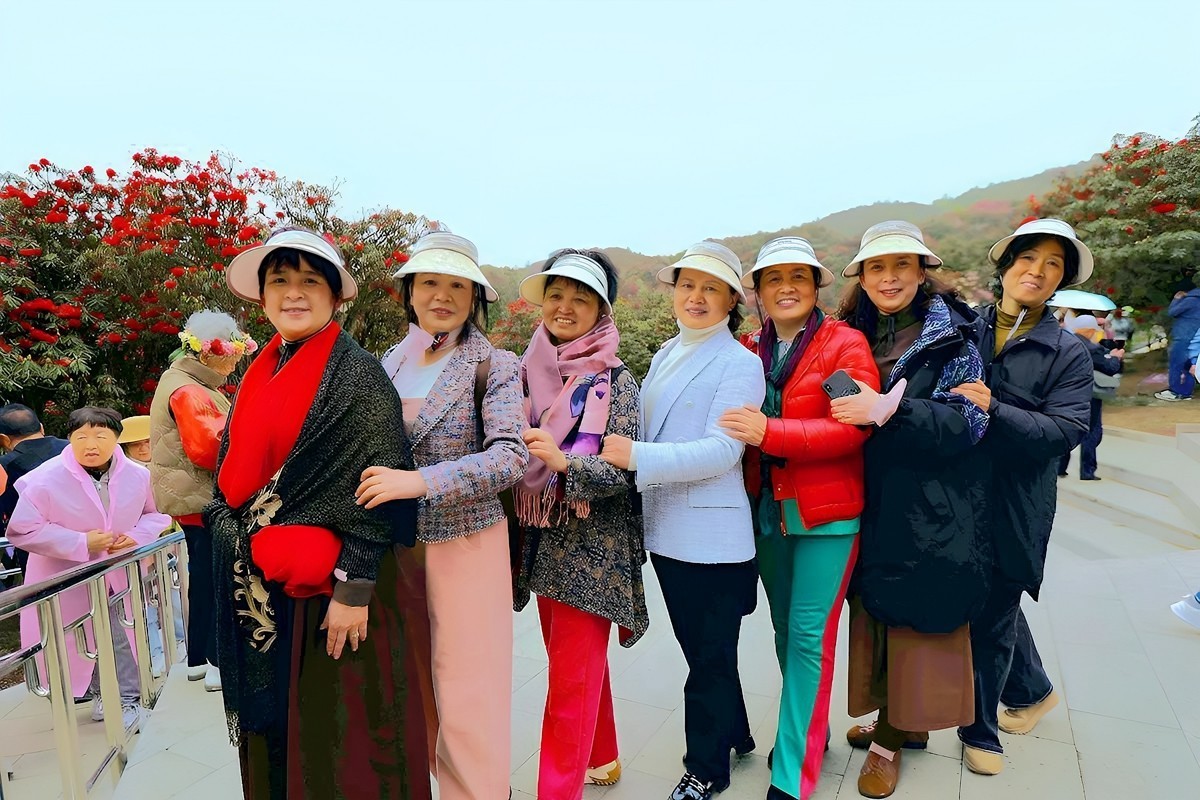 瞧——这些高兴的大妈们