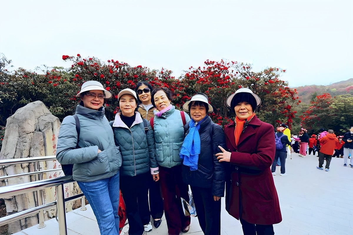 瞧——这些高兴的大妈们