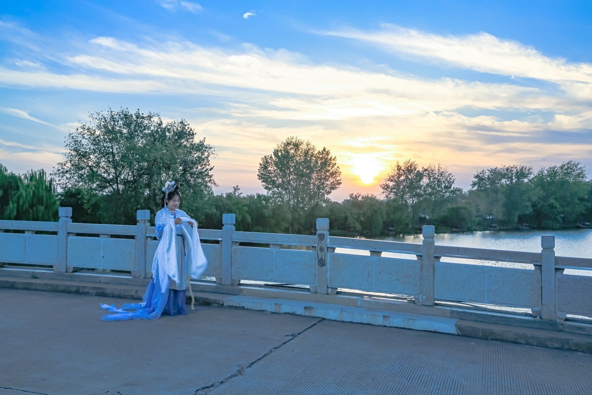 夕阳   河流   小桥   仕女   （蹭拍）