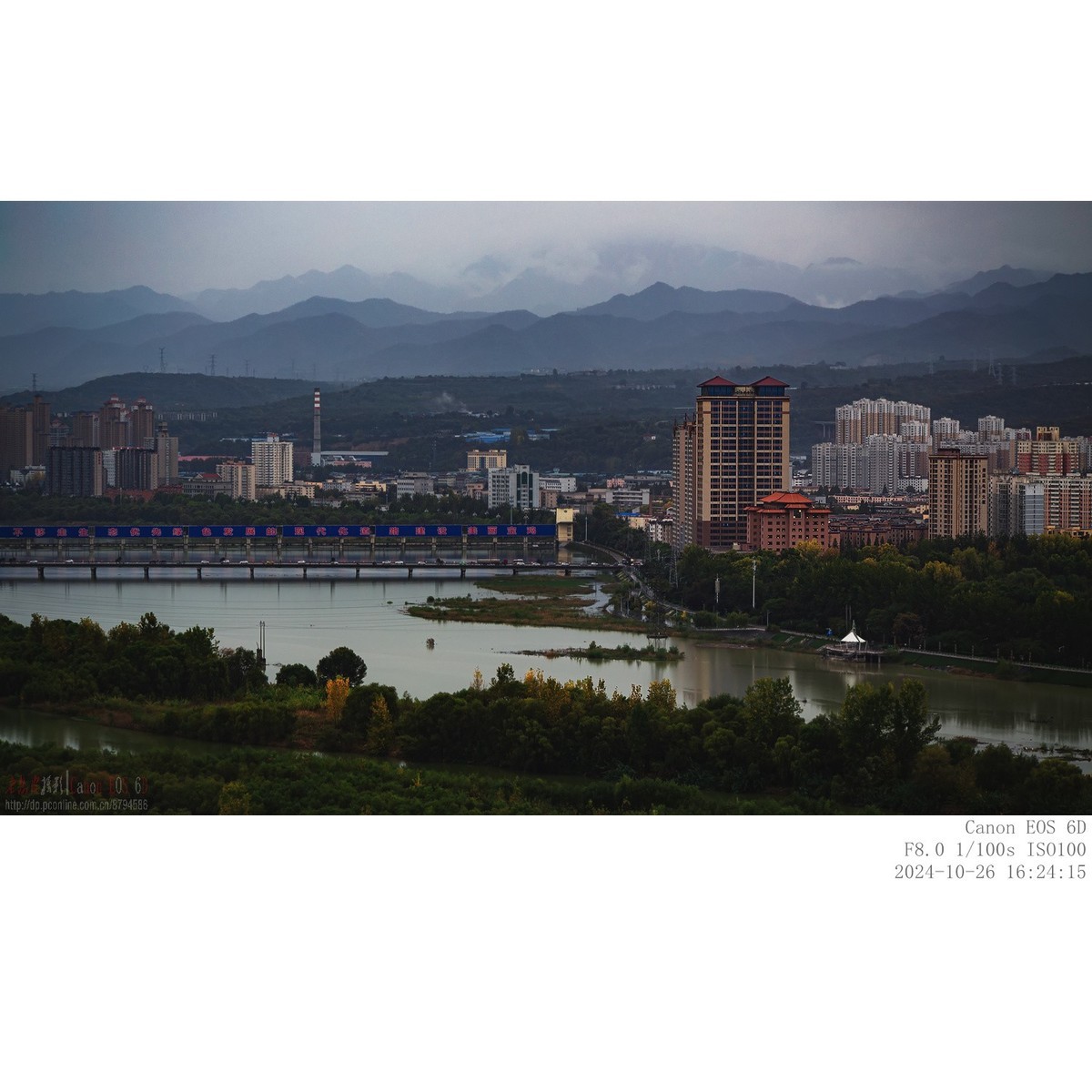 阴天的秦岭  渭河