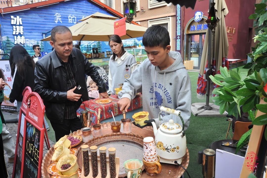 新疆国际大巴扎  周鸣天