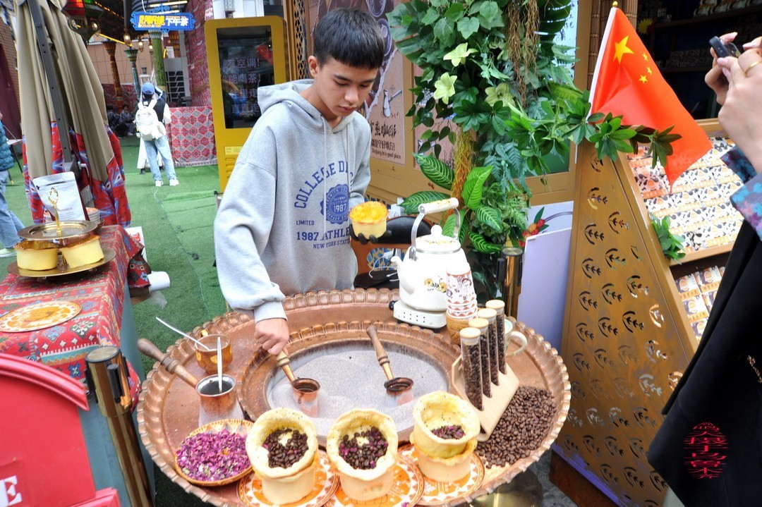 新疆国际大巴扎  周鸣天