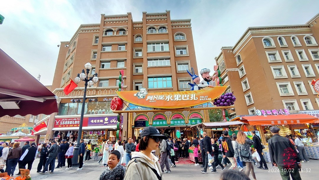 新疆国际大巴扎  周鸣天